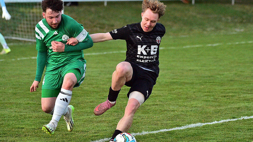 Chams Konstantin Landstorfer (in Schwarz) h&auml;tte Fortuna Regensburg mit Lucas Schmitt im Alleingang abschie&szlig;en k&ouml;nnen.