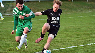 Chams Konstantin Landstorfer (in Schwarz) h&auml;tte Fortuna Regensburg mit Lucas Schmitt im Alleingang abschie&szlig;en k&ouml;nnen.