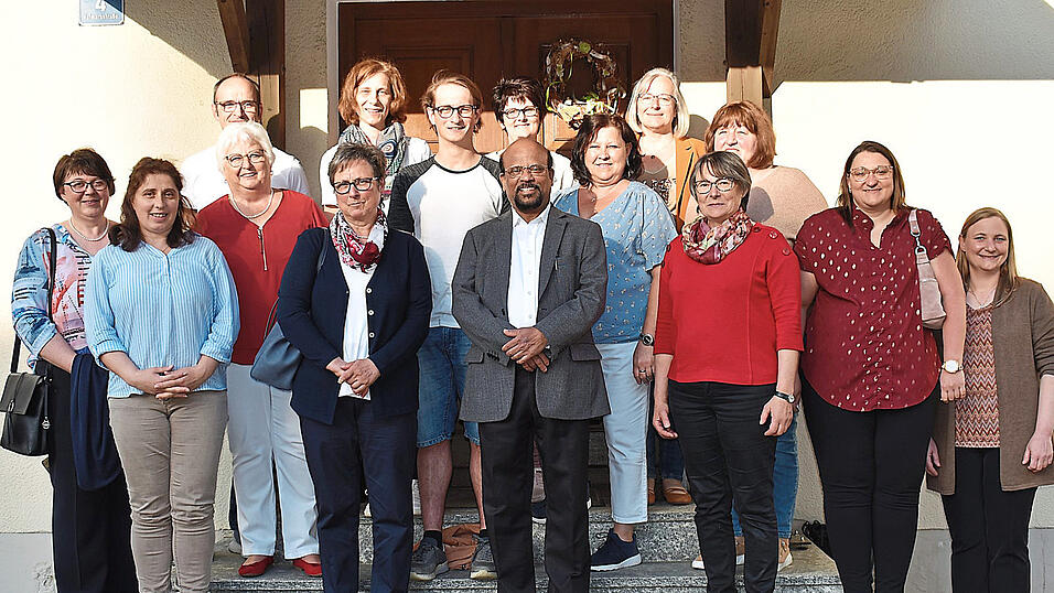 Gleich aus fünf verschiedenen Orten über zwei Bezirke hinweg hat sich der Pfarrgemeinderat im Pfarrverband Aiglsbach rekrutiert. Gleich aus fünf verschiedenen Orten über zwei Bezirke hinweg hat sich der Pfarrgemeinderat im Pfarrverband Aiglsbach rekrutiert.