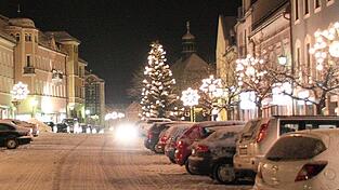 Laut 100-jährigem Kalender könnte es heuer weiße Weihnachten wie im Foto geben. Glänzende Lichter sind aber auf alle Fälle sicher - auch in der Lorenz-Zierl-Straße. Laut 100-jährigem Kalender könnte es heuer weiße Weihnachten wie im Foto geben. Glänzende Lichter sind aber auf alle Fälle sicher - auch in der Lorenz-Zierl-Straße.