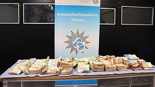 Das Bargeld war laut Polizei in dem Wagen versteckt.