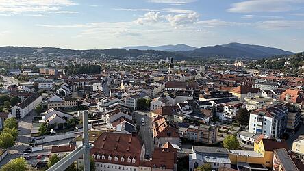 Die Innenstadt Deggendorfs mit der Heilig-Grabkirche und dem Alten Rathaus.
