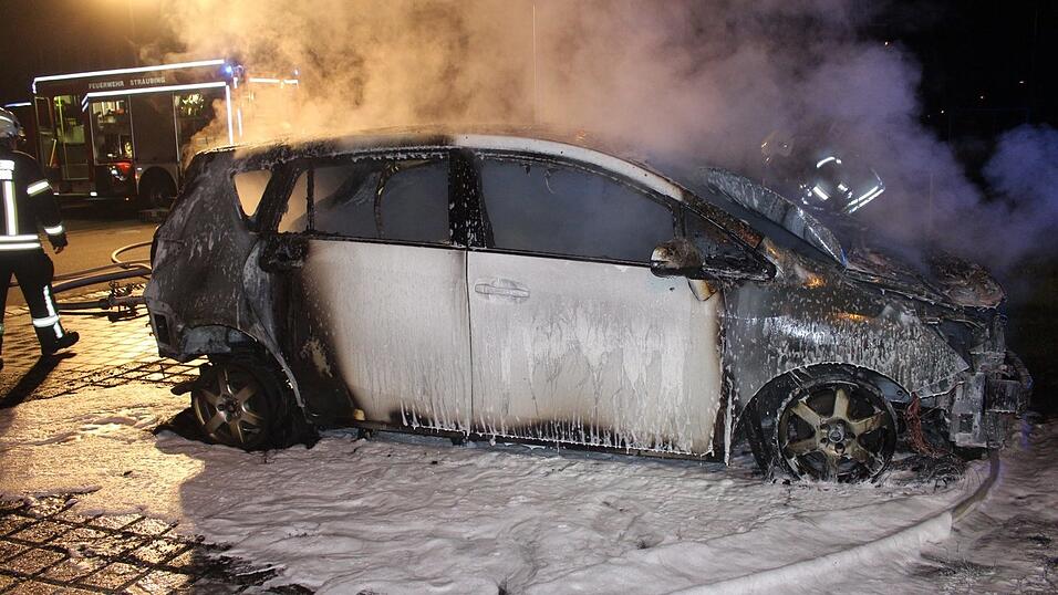 Die Feuerwehr bekämpfte den nächtlichen Fahrzeugbrand mit Löschschaum und verhinderte so ein Übergreifen der Flammen auf die Umgebung. Die Feuerwehr bekämpfte den nächtlichen Fahrzeugbrand mit Löschschaum und verhinderte so ein Übergreifen der Flammen auf die Umgebung.