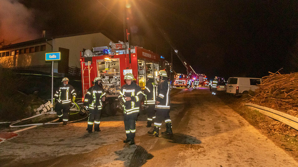 Mehrere Rinder sind bei einem Brand auf einem Bauernhof im Landkreis Deggendorf ums Leben gekommen.