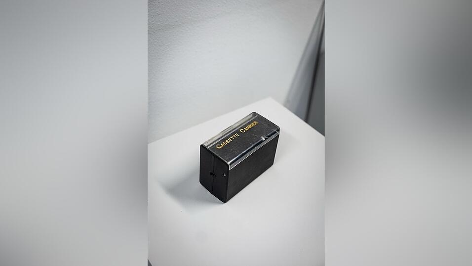 In dieser Kassettenbox bewahrte ein türkisches Ehepaar sogenannte Hörbriefe auf, die ihre zunächst in der Türkei bei Verwandten zurückgebliebene Tochter für sie eingesprochen hatte. In dieser Kassettenbox bewahrte ein türkisches Ehepaar sogenannte Hörbriefe auf, die ihre zunächst in der Türkei bei Verwandten zurückgebliebene Tochter für sie eingesprochen hatte.