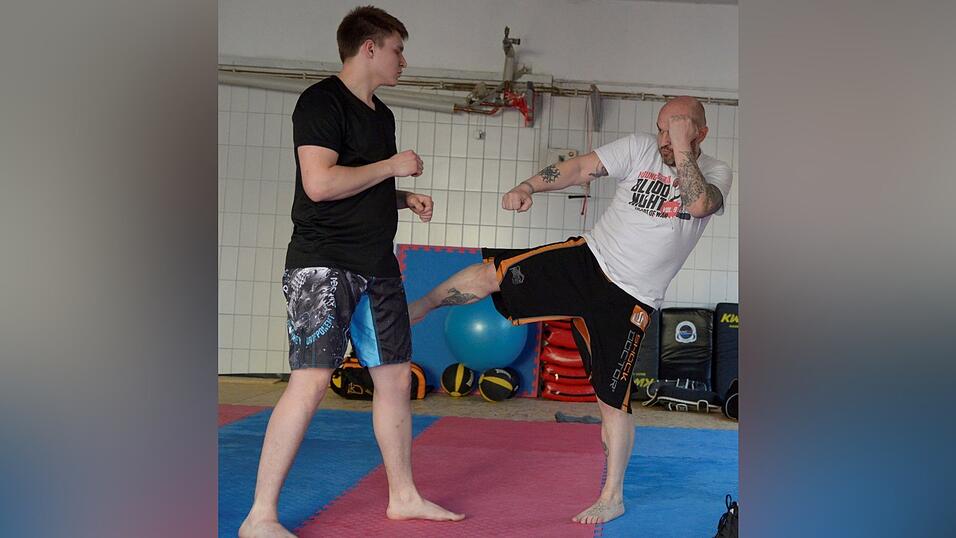 Sinnloses Prügeln? Beim Kampfsport MMA kommt es auch auf die Technik und die geistige und körperliche Fitness an. Sinnloses Prügeln? Beim Kampfsport MMA kommt es auch auf die Technik und die geistige und körperliche Fitness an.