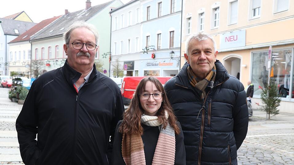 Auf gute Zusammenarbeit f&uuml;r eine bessere Belebung der Innenstadt: die neue Gesch&auml;ftsstellenleiterin von Moosburg Marketing Melanie Ecker mit B&uuml;rgermeister Josef Dollinger (rechts) und Vorstand J&uuml;rgen Appel.