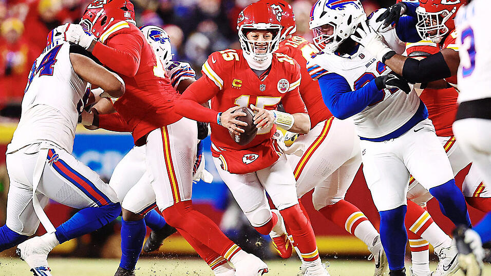 Und ab durch die Mitte: Durch das 32:29 gegen die Buffalo Bills hat Quarterback Patrick Mahomes seine Kansas City Chiefs zum fünften Mal in den vergangenen sechs Jahren in den Super Bowl geführt. Foto: Mark J. Rebilas/imago Und ab durch die Mitte: Durch das 32:29 gegen die Buffalo Bills hat Quarterback Patrick Mahomes seine Kansas City Chiefs zum fünften Mal in den vergangenen sechs Jahren in den Super Bowl geführt. Foto: Mark J. Rebilas/imago