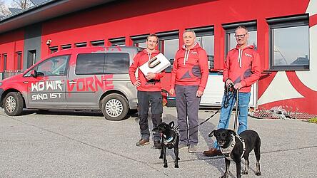 Werbetechnik - und weit mehr - ist ihr Geschäft: Die beiden Typo Geschäftsführer (v. r.) Andreas Schaffen und Stefan Streifeneder mit Meister Achim Binder, der unter anderem für Schilder und Lichtreklame zuständig ist. Die beiden Hunde gehören mit zum Unternehmen, mit seiner familiären Atmosphäre, in dem sich alle duzen. Werbetechnik - und weit mehr - ist ihr Geschäft: Die beiden Typo Geschäftsführer (v. r.) Andreas Schaffen und Stefan Streifeneder mit Meister Achim Binder, der unter anderem für Schilder und Lichtreklame zuständig ist. Die beiden Hunde gehören mit zum Unternehmen, mit seiner familiären Atmosphäre, in dem sich alle duzen.