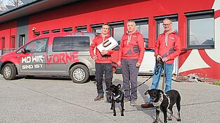 Werbetechnik - und weit mehr - ist ihr Geschäft: Die beiden Typo Geschäftsführer (v. r.) Andreas Schaffen und Stefan Streifeneder mit Meister Achim Binder, der unter anderem für Schilder und Lichtreklame zuständig ist. Die beiden Hunde gehören mit zum Unternehmen, mit seiner familiären Atmosphäre, in dem sich alle duzen. Werbetechnik - und weit mehr - ist ihr Geschäft: Die beiden Typo Geschäftsführer (v. r.) Andreas Schaffen und Stefan Streifeneder mit Meister Achim Binder, der unter anderem für Schilder und Lichtreklame zuständig ist. Die beiden Hunde gehören mit zum Unternehmen, mit seiner familiären Atmosphäre, in dem sich alle duzen.