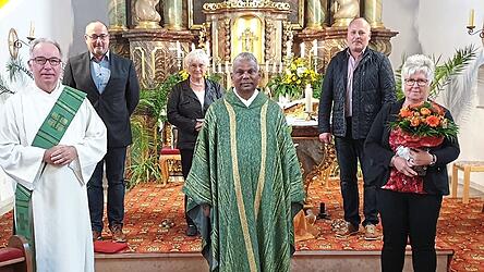 Diakon Rupert Loichinger, B&uuml;rgermeister Johann Busl, Mesnerin Maria Meier, Pfarrer BGR Rajulu Kata, Kirchenpfleger Daniel St&ouml;ger, PGR-Sprecherin Renate Lendzian (von links).