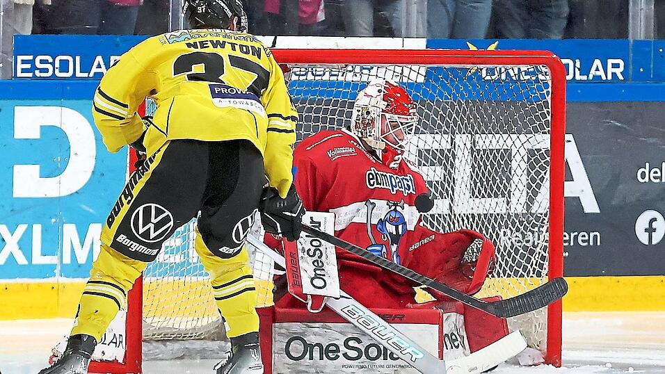 So einfach kann’s gehen: Der Krefelder Max Newton stellte in der 43. Spielminute auf 3:9 - zu dem Zeitpunkt stand beim EVL bereits Philipp Dietl für den entnervten Jonas Langmann im Kasten. So einfach kann’s gehen: Der Krefelder Max Newton stellte in der 43. Spielminute auf 3:9 - zu dem Zeitpunkt stand beim EVL bereits Philipp Dietl für den entnervten Jonas Langmann im Kasten.