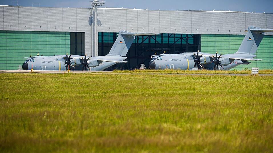 Der A400M kann laut Bundesregierung bis zu 16 Tonnen Material und Personal transportieren.