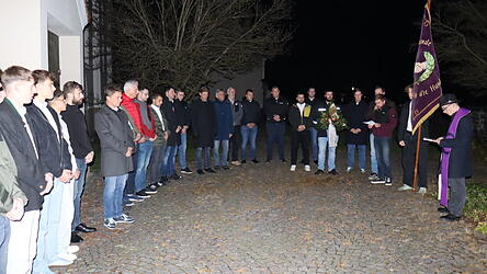 An der Totenbrettergruppe bei der Stadtpfarrkirche gedachten die Burschen der verstorbenen Mitglieder.