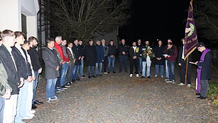 An der Totenbrettergruppe bei der Stadtpfarrkirche gedachten die Burschen der verstorbenen Mitglieder.
