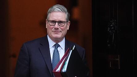 Der Brexit habe &bdquo;unserer Wirtschaft erheblich geschadet&ldquo;, r&auml;umt Premierminister Keir Starmer ein.