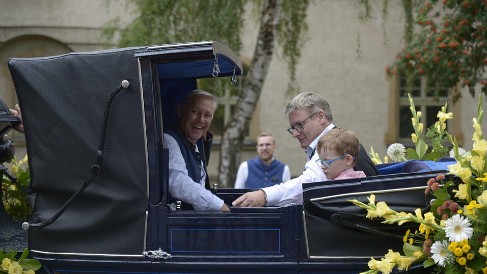Zahlreiche Musik- und Trachtengruppen zogen nach dreij&auml;hriger Pause am Freitagabend zum Festplatz Am Hagen.&nbsp;