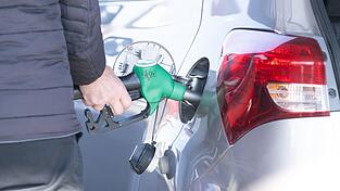 Die Bundesregierung will pr&uuml;fen, ob die hohen Preise an der Tankstelle gerechtfertigt sind.