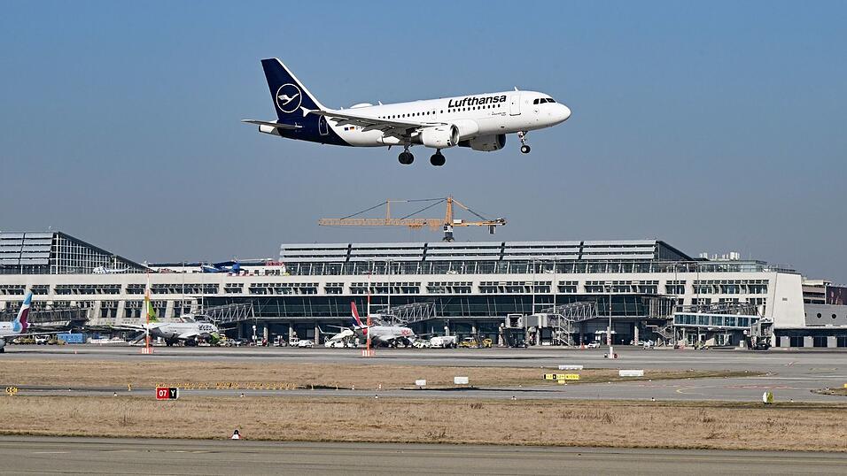 Eine Lufthansa-Maschine musste in Stuttgart zwischenlanden. (Archivbild) Eine Lufthansa-Maschine musste in Stuttgart zwischenlanden. (Archivbild)