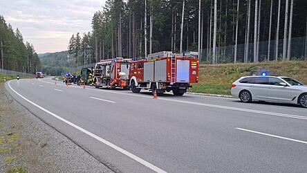 Wegen eines brennenden Reifens kam ein 31-J&auml;hriger mit seinem Fahrzeug auf der Bundestra&szlig;e 85 zum Stehen.