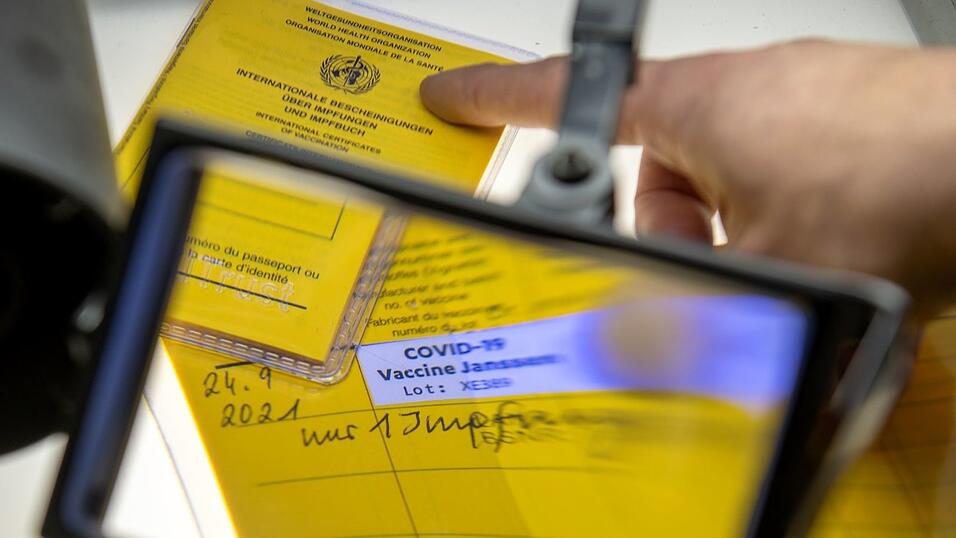 Nach dem Bekanntwerden des mutmaßlichen Impfbetrugs wurden bei der Kripo Impfpässe untersucht, die in der Praxis des beschuldigten Hausarztes ausgestellt wurden. (Archivbild) Nach dem Bekanntwerden des mutmaßlichen Impfbetrugs wurden bei der Kripo Impfpässe untersucht, die in der Praxis des beschuldigten Hausarztes ausgestellt wurden. (Archivbild)