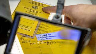 Nach dem Bekanntwerden des mutmaßlichen Impfbetrugs wurden bei der Kripo Impfpässe untersucht, die in der Praxis des beschuldigten Hausarztes ausgestellt wurden. (Archivbild) Nach dem Bekanntwerden des mutmaßlichen Impfbetrugs wurden bei der Kripo Impfpässe untersucht, die in der Praxis des beschuldigten Hausarztes ausgestellt wurden. (Archivbild)