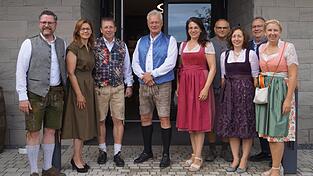 Empfang des Bundesministers im „Brennorama“: Gerhard Hopp, Gerhard Liebl mit Lebensgefährtin Michaela Poppenga, Alois Rainer, Martina Englhardt-Kopf, Kurt Hillinger, Huberta Bock, Harald Urban und Carola Höcherl-Neubauer (v. l.) Empfang des Bundesministers im „Brennorama“: Gerhard Hopp, Gerhard Liebl mit Lebensgefährtin Michaela Poppenga, Alois Rainer, Martina Englhardt-Kopf, Kurt Hillinger, Huberta Bock, Harald Urban und Carola Höcherl-Neubauer (v. l.)