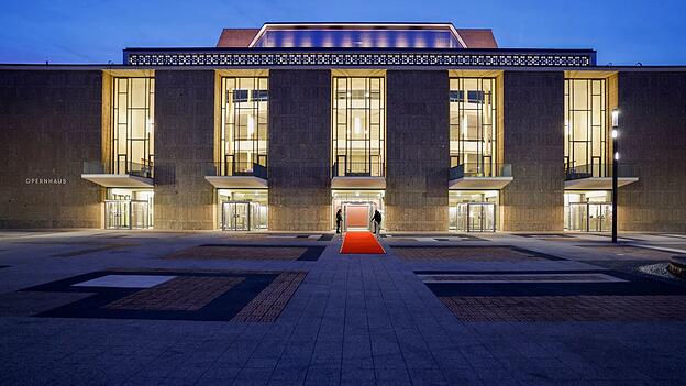 Die K&ouml;lner Oper und das Schauspielhaus sind am Donnerstagabend nach 14 Jahren Sanierung wiederer&ouml;ffnet worden.