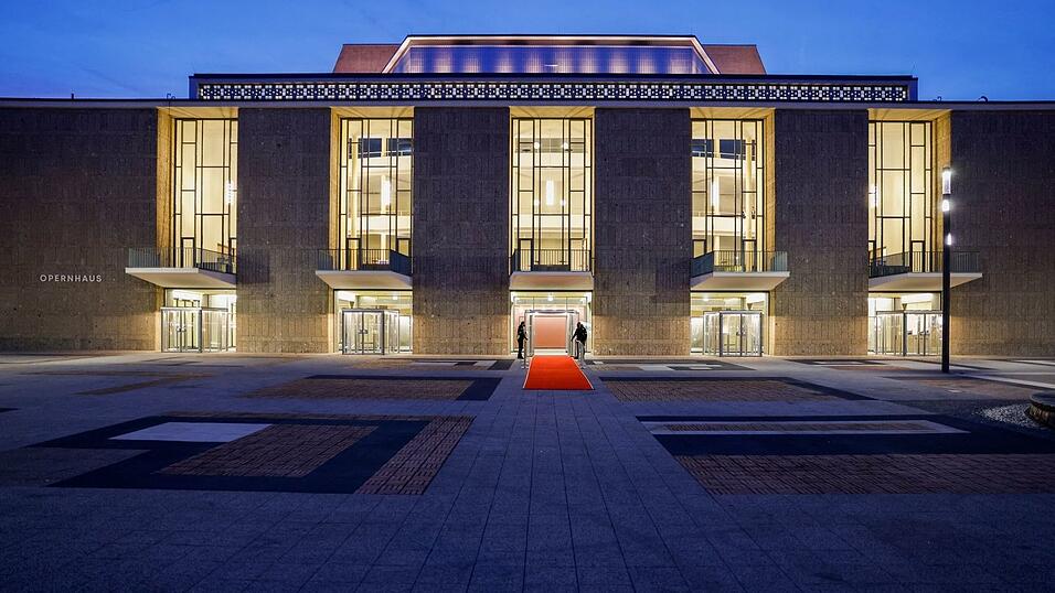 Die Kölner Oper und das Schauspielhaus sind am Donnerstagabend nach 14 Jahren Sanierung wiedereröffnet worden. Die Kölner Oper und das Schauspielhaus sind am Donnerstagabend nach 14 Jahren Sanierung wiedereröffnet worden.