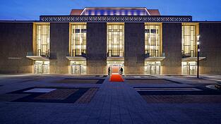 Die Kölner Oper und das Schauspielhaus sind am Donnerstagabend nach 14 Jahren Sanierung wiedereröffnet worden. Die Kölner Oper und das Schauspielhaus sind am Donnerstagabend nach 14 Jahren Sanierung wiedereröffnet worden.