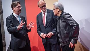 Kanzler Friedrich Merz (M.) unterhält sich auf dem Investitionsgipfel mit Jensen Huang (r., CEO Nvidia) und Ola Källenius (CEO Mercedes-Benz). Kanzler Friedrich Merz (M.) unterhält sich auf dem Investitionsgipfel mit Jensen Huang (r., CEO Nvidia) und Ola Källenius (CEO Mercedes-Benz).
