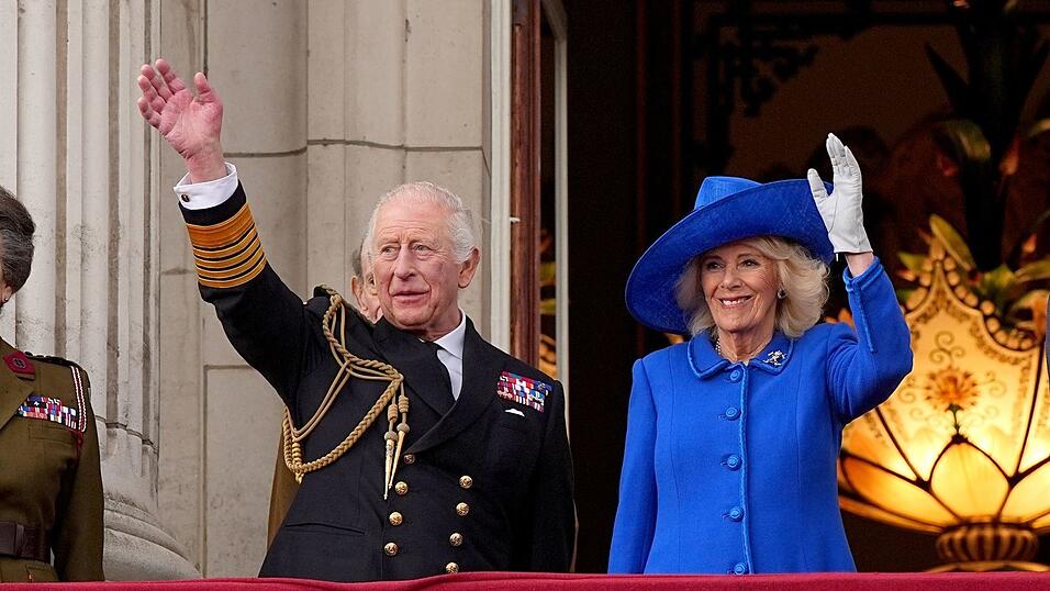 K&ouml;nig Charles und K&ouml;nigin Camilla laden zum Weihnachtsfest. (Archivbild)