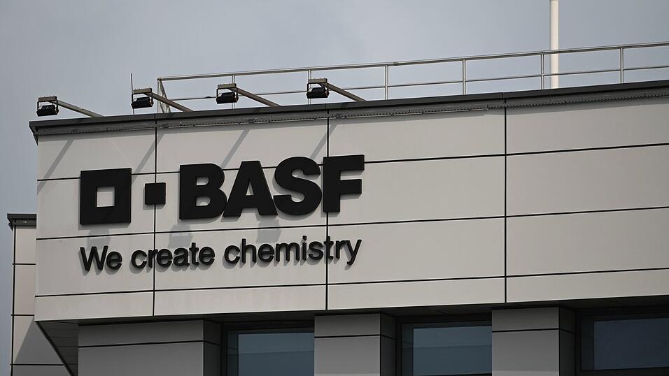 Weltgr&ouml;&szlig;ter Chemiekonzern BASF: Niedrigere Verkaufspreise und negative W&auml;hrungseffekte belasten. (Archivbild)