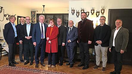 Diskutierten bei der 12. Nachhaltigkeitswerkstatt auf Gut Eglsee über das Thema „Nachhaltige Ernährungspolitik“ (v.l.): CARMEN-Geschäftsführer Edmund Langer, Prof. Dr. Henning Böckemeier-Beckmann, Prof. Dr. Carl Christian Beckmann, Bundeslandwirtschaftsminister Alois Rainer, Prof. Dr. Birgit Eiglsperger, MdL Josef Zellmeier, Hochschulstadt-Vereinsvorsitzender Toni Hinterdobler, Landrat Tobias Beck, Alexander Strube von Saatzucht Ackermann und Dr. Edgar Remmele, stellvertretender Leiter des Technologie- und Förderzentrums (TFZ). Diskutierten bei der 12. Nachhaltigkeitswerkstatt auf Gut Eglsee über das Thema „Nachhaltige Ernährungspolitik“ (v.l.): CARMEN-Geschäftsführer Edmund Langer, Prof. Dr. Henning Böckemeier-Beckmann, Prof. Dr. Carl Christian Beckmann, Bundeslandwirtschaftsminister Alois Rainer, Prof. Dr. Birgit Eiglsperger, MdL Josef Zellmeier, Hochschulstadt-Vereinsvorsitzender Toni Hinterdobler, Landrat Tobias Beck, Alexander Strube von Saatzucht Ackermann und Dr. Edgar Remmele, stellvertretender Leiter des Technologie- und Förderzentrums (TFZ).