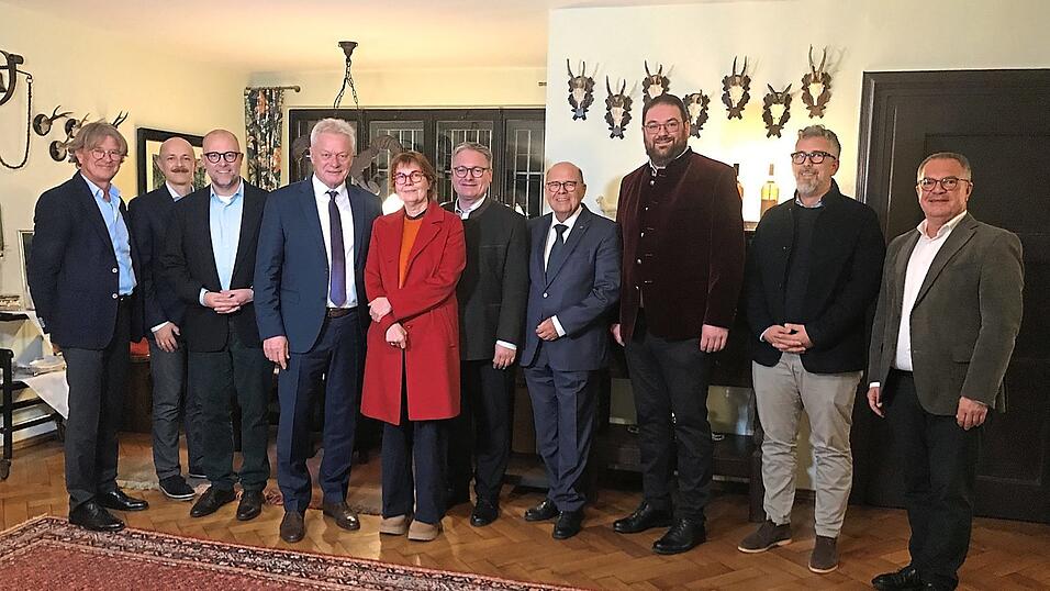 Diskutierten bei der 12. Nachhaltigkeitswerkstatt auf Gut Eglsee über das Thema „Nachhaltige Ernährungspolitik“ (v.l.): CARMEN-Geschäftsführer Edmund Langer, Prof. Dr. Henning Böckemeier-Beckmann, Prof. Dr. Carl Christian Beckmann, Bundeslandwirtschaftsminister Alois Rainer, Prof. Dr. Birgit Eiglsperger, MdL Josef Zellmeier, Hochschulstadt-Vereinsvorsitzender Toni Hinterdobler, Landrat Tobias Beck, Alexander Strube von Saatzucht Ackermann und Dr. Edgar Remmele, stellvertretender Leiter des Technologie- und Förderzentrums (TFZ). Diskutierten bei der 12. Nachhaltigkeitswerkstatt auf Gut Eglsee über das Thema „Nachhaltige Ernährungspolitik“ (v.l.): CARMEN-Geschäftsführer Edmund Langer, Prof. Dr. Henning Böckemeier-Beckmann, Prof. Dr. Carl Christian Beckmann, Bundeslandwirtschaftsminister Alois Rainer, Prof. Dr. Birgit Eiglsperger, MdL Josef Zellmeier, Hochschulstadt-Vereinsvorsitzender Toni Hinterdobler, Landrat Tobias Beck, Alexander Strube von Saatzucht Ackermann und Dr. Edgar Remmele, stellvertretender Leiter des Technologie- und Förderzentrums (TFZ).