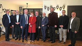 Diskutierten bei der 12. Nachhaltigkeitswerkstatt auf Gut Eglsee über das Thema „Nachhaltige Ernährungspolitik“ (v.l.): CARMEN-Geschäftsführer Edmund Langer, Prof. Dr. Henning Böckemeier-Beckmann, Prof. Dr. Carl Christian Beckmann, Bundeslandwirtschaftsminister Alois Rainer, Prof. Dr. Birgit Eiglsperger, MdL Josef Zellmeier, Hochschulstadt-Vereinsvorsitzender Toni Hinterdobler, Landrat Tobias Beck, Alexander Strube von Saatzucht Ackermann und Dr. Edgar Remmele, stellvertretender Leiter des Technologie- und Förderzentrums (TFZ). Diskutierten bei der 12. Nachhaltigkeitswerkstatt auf Gut Eglsee über das Thema „Nachhaltige Ernährungspolitik“ (v.l.): CARMEN-Geschäftsführer Edmund Langer, Prof. Dr. Henning Böckemeier-Beckmann, Prof. Dr. Carl Christian Beckmann, Bundeslandwirtschaftsminister Alois Rainer, Prof. Dr. Birgit Eiglsperger, MdL Josef Zellmeier, Hochschulstadt-Vereinsvorsitzender Toni Hinterdobler, Landrat Tobias Beck, Alexander Strube von Saatzucht Ackermann und Dr. Edgar Remmele, stellvertretender Leiter des Technologie- und Förderzentrums (TFZ).