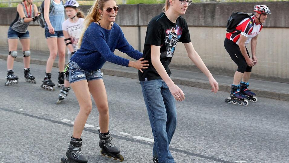 Die Bladenight bereitete den Teilnehmern wieder viel Spaß. Die Bladenight bereitete den Teilnehmern wieder viel Spaß.