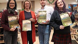 Werbekreisvorsitzende Elke Weichser mit Ingrid Schuster, Hans Deubel junior und Corinna Meister (von links) mit dem Wörth-Kalender für das kommende Jahr. Die vier haben ihn in den vergangenen Monaten gestaltet.