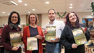 Werbekreisvorsitzende Elke Weichser mit Ingrid Schuster, Hans Deubel junior und Corinna Meister (von links) mit dem Wörth-Kalender für das kommende Jahr. Die vier haben ihn in den vergangenen Monaten gestaltet.
