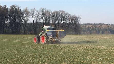 Trotz der hohen D&uuml;ngerkosten m&uuml;ssen die Kulturen mit N&auml;hrstoffen versorgt werden.