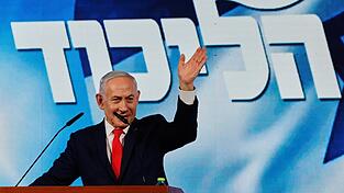 Der israelische Ministerpräsident Benjamin Netanjahu hat nach der Wahl in Israel zur Bildung einer starken rechtsgerichteten Regierung ohne Beteiligung arabischer Parteien aufgerufen. Der israelische Ministerpräsident Benjamin Netanjahu hat nach der Wahl in Israel zur Bildung einer starken rechtsgerichteten Regierung ohne Beteiligung arabischer Parteien aufgerufen.