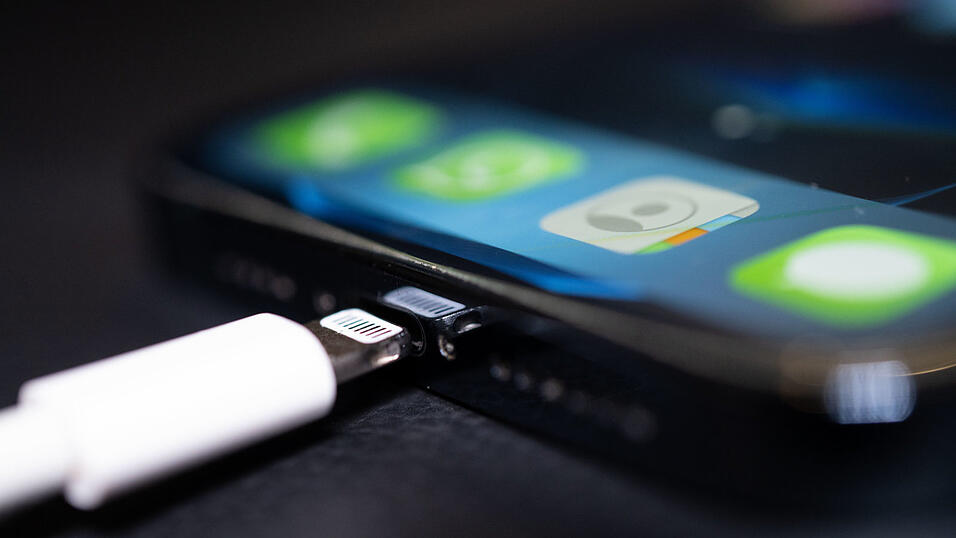 Vor allem der iPhone-Konzern Apple mit seinem hauseigenen Lightning-Anschluss erschwert bislang eine einheitliche Lösung in der Europäischen Union. Vor allem der iPhone-Konzern Apple mit seinem hauseigenen Lightning-Anschluss erschwert bislang eine einheitliche Lösung in der Europäischen Union.