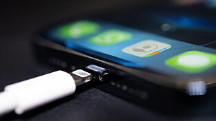 Vor allem der iPhone-Konzern Apple mit seinem hauseigenen Lightning-Anschluss erschwert bislang eine einheitliche Lösung in der Europäischen Union.