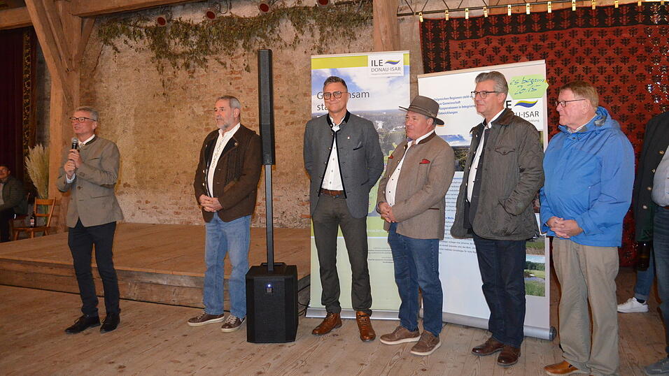 Landrat Bernd Sibler (v. l.) und ILE-Vorsitzender Bürgermeister Martin Betzinger (Aholming) würdigten die gute Zusammenarbeit und den erfolgreichen Genussmarkt. Mit dabei waren auch die Bürgermeister Alexander Zacher (Moos), Johannes Schmid (Otzing), Hans Schmalhofer (Plattling) und Günther Pammer (Deggendorf).