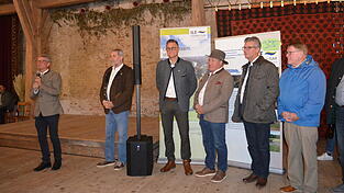 Landrat Bernd Sibler (v. l.) und ILE-Vorsitzender Bürgermeister Martin Betzinger (Aholming) würdigten die gute Zusammenarbeit und den erfolgreichen Genussmarkt. Mit dabei waren auch die Bürgermeister Alexander Zacher (Moos), Johannes Schmid (Otzing), Hans Schmalhofer (Plattling) und Günther Pammer (Deggendorf).