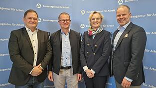Jutta Krogull und Andreas Schmal (l.), alternierende Vorsitzende des Verwaltungsausschusses, empfingen zusammen mit Markus Schmitz, Vorsitzender der Regionaldirektion Bayern (r.) den neuen Chef der Agentur für Arbeit Landshut/Pfarrkirchen, Matthias Dengler. Jutta Krogull und Andreas Schmal (l.), alternierende Vorsitzende des Verwaltungsausschusses, empfingen zusammen mit Markus Schmitz, Vorsitzender der Regionaldirektion Bayern (r.) den neuen Chef der Agentur für Arbeit Landshut/Pfarrkirchen, Matthias Dengler.