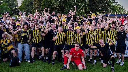 Spieler und Fans, Arm in Arm, der Jubel grenzenlos: Mit dem dramatischen Sieg im Elfmeterschießen gegen die SpVgg Niederalteich in der Bezirksliga-Relegation und drei Aufstiegen in drei Spielzeiten schreibt der TSV Oberschneiding niederbayerische Fußballgeschichte. Spieler und Fans, Arm in Arm, der Jubel grenzenlos: Mit dem dramatischen Sieg im Elfmeterschießen gegen die SpVgg Niederalteich in der Bezirksliga-Relegation und drei Aufstiegen in drei Spielzeiten schreibt der TSV Oberschneiding niederbayerische Fußballgeschichte.