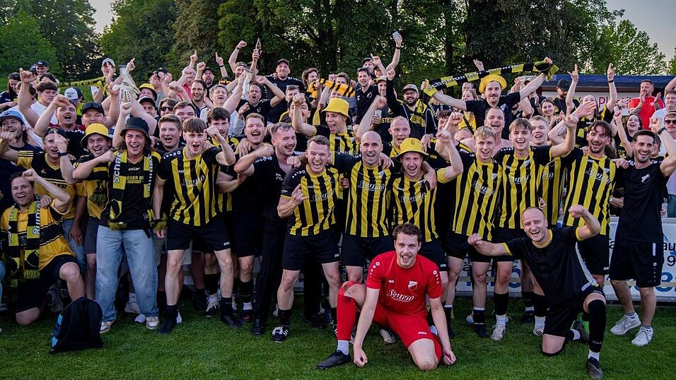 Spieler und Fans, Arm in Arm, der Jubel grenzenlos: Mit dem dramatischen Sieg im Elfmeterschie&szlig;en gegen die SpVgg Niederalteich in der Bezirksliga-Relegation und drei Aufstiegen in drei Spielzeiten schreibt der TSV Oberschneiding niederbayerische Fu&szlig;ballgeschichte.