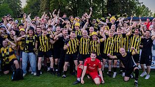 Spieler und Fans, Arm in Arm, der Jubel grenzenlos: Mit dem dramatischen Sieg im Elfmeterschießen gegen die SpVgg Niederalteich in der Bezirksliga-Relegation und drei Aufstiegen in drei Spielzeiten schreibt der TSV Oberschneiding niederbayerische Fußballgeschichte. Spieler und Fans, Arm in Arm, der Jubel grenzenlos: Mit dem dramatischen Sieg im Elfmeterschießen gegen die SpVgg Niederalteich in der Bezirksliga-Relegation und drei Aufstiegen in drei Spielzeiten schreibt der TSV Oberschneiding niederbayerische Fußballgeschichte.
