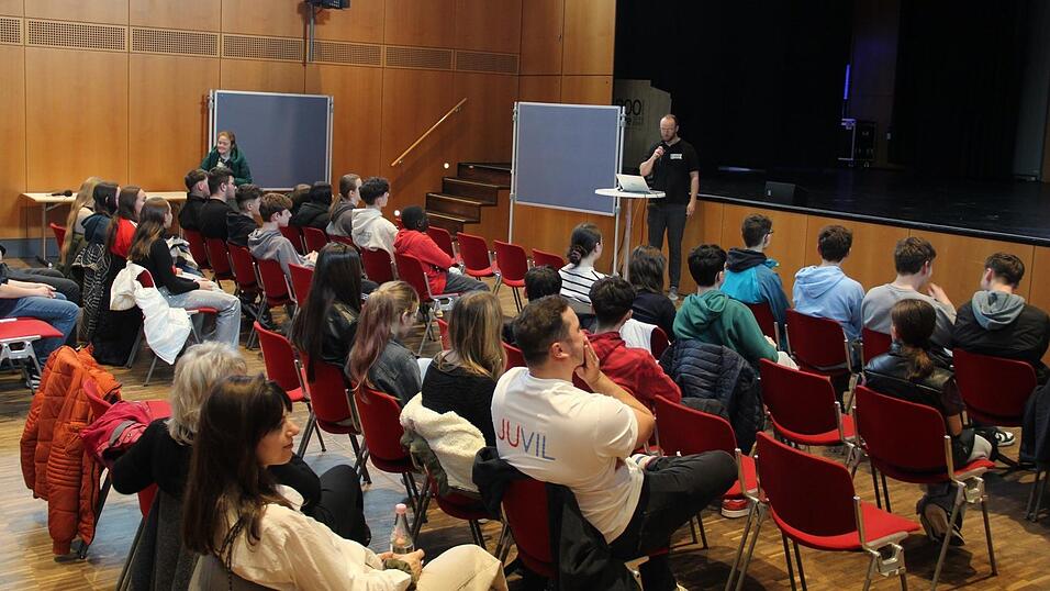 Gut 30 Jugendliche kamen in die Landauer Stadthalle und erarbeiteten gemeinsam in Gruppen anhand einer zuvor ausgewerteten Umfrage, was sich in der Bergstadt verbessern l&auml;sst.